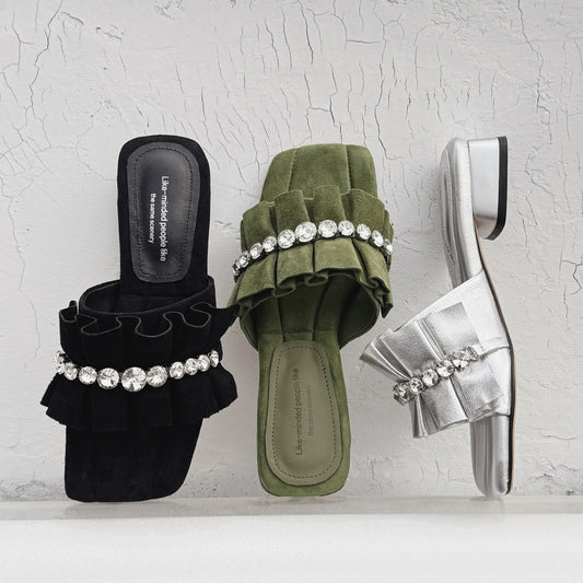 Stylish Silver Leather Pleated Slide Sandals With A Resort Vibe